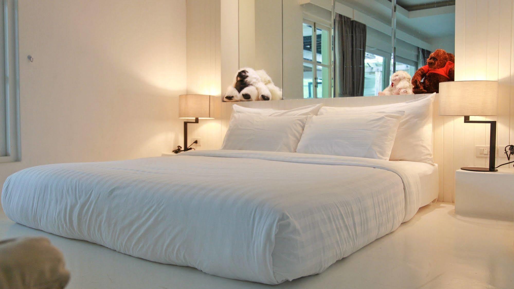 Monkey House Hotel Chiang Mai Bagian luar foto